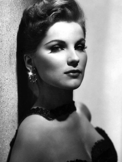 Debra Paget, Bnw Portrait, Hollywood Starlet, Hollaback Girl, Jane Russell, Classic Hollywood Glamour, Speak Spanish, Doris Day, Retro Beauty