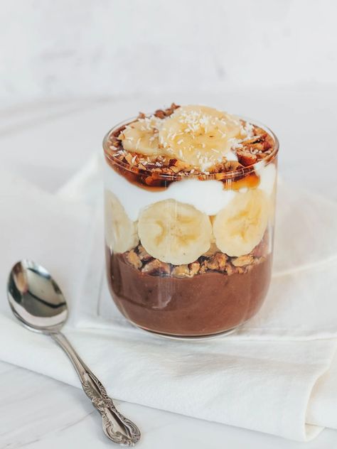 Parfait Plating Ideas, Chocolate Yogurt Parfait, Chloe Ting Recipes, Yogurt Parfait Aesthetic, Parfait Aesthetic, Dessert Recipes Easy Healthy, Yogurt And Banana, Banana Parfait, Chocolate Banana Pudding