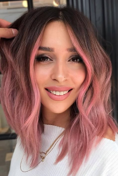 Allow us to introduce you to the 2023 hair trends about to take over. From honey blonde to gemini hair and the return of the side fringe, these are the colours, cuts, accessories and styles the pros are hyping up. Rose Gold Short Hair, Rose Gold Hair Balayage, Gold Blonde Hair, Pink Hair Highlights, Gold Hair Dye, Pink Short Hair, Pink Ombre Hair, Rambut Brunette, Magenta Hair