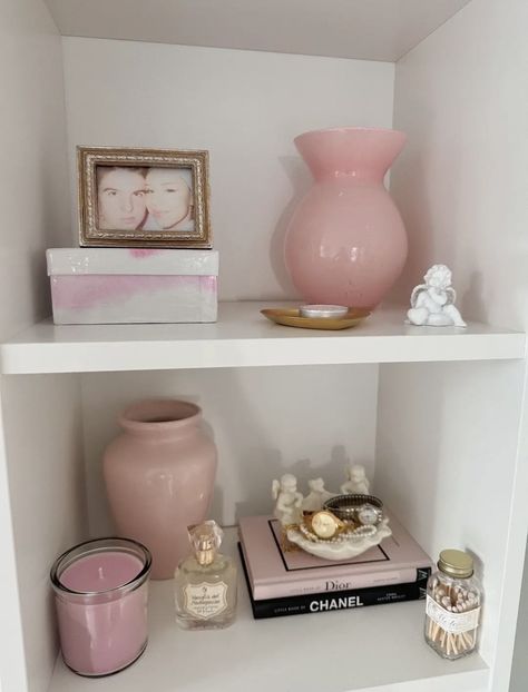 Pink Vintage Room Aesthetic, Shelf Decor Pink, Cute Bedroom Aesthetic, Aesthetic Shelf Decor, Room Shelving Ideas, Girly Pink Bedroom, Classy Rooms, Shelf Decor Bedroom, Tidy Room