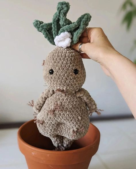 Mega Jake the mandrake 🌿 I had so much fun designing it! It's so cute and cuddly I just can't 😭. Pattern available in my bio! #chenilleyarn #crochetplushie #plush #plushie #amigurumiplant #mandragora #crochettoy #crochetdoll #notyourgrandmascrochet #instacrochet #instaamigurumi #whimsical #cottagecoreartist #mandrakeroot #plantart Crochet Mandrake Pattern Free, Mandrake Crochet Pattern, Enchanted Creatures, Harry Potter Crochet, Crochet Dreams, Cute Tooth, Homemade Halloween Decorations, Cute And Cuddly, Summer Scrapbook