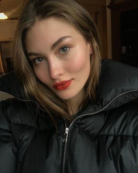 🎈 Elizabeth Grace, Makeup Faces, Makeup Everyday, Bright Lipstick, Best Massage, Facial Aesthetics, Grace Elizabeth, Kiss Makeup, Red Lip