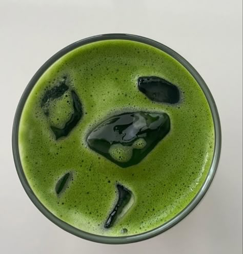 #matchalatte #icedmatchalatte #aesthetic Matcha Girl, Matcha Cafe, Matcha Lover, Green Juice Girl, Green Drink, Iced Matcha Latte, Matcha Drink, Coffee Matcha, Iced Matcha