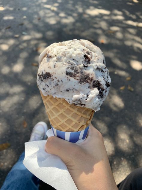 Cookies And Cream Ice Cream Aesthetic, Oreo Ice Cream Aesthetic, Food Cravings Aesthetic, Oreo Mcflurry, Aesthetic Ice Cream, Ice Cream Aesthetic, Cookies And Cream Ice Cream, Ice Crea, Oreo Ice Cream