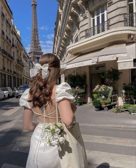 Elegant European Fashion, Trip To France Outfits, Paris Photo Poses, Paris Trip Outfits Spring, Paris Spring Aesthetic, Parisian Fashion Aesthetic, France Aesthetic Outfit, Paris Coquette, Paris Trip Outfits