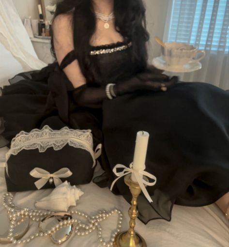 Dark Coqquete Icon, Dark Hyper Feminine Aesthetic, Dark Cocette Aesthetic Outfit, Dark Coquette Aesthetics, Black Couqutte, Dark Soft Girl Aesthetic, Dark Coquette Aesthetic Pictures, Dark Red Lana Del Rey, Dark Coquette Aestethic Images