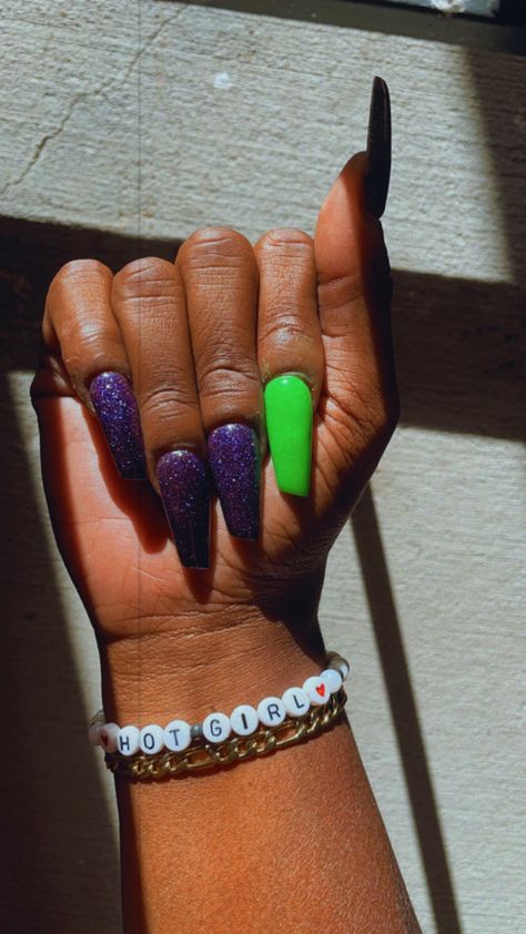 Purple And Green Nails Halloween, Joker Acrylic Nails, Joker Themed Nails, Joker Nails Acrylic, Joker Inspired Nails, The Joker Nails, Green And Purple Halloween Nails, Descendants Nails, Purple And Green Halloween Nails