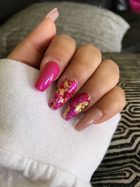 Magenta Gold Nails, Hot Pink Nails With Gold Foil, Magenta And Gold Nails, Coffin Shaped Acrylic Nails, Nagel Inspiration, Magenta Nails, Berry Nails, Chrome Nail Art, Gold Nail Designs