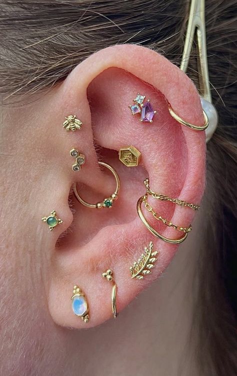 Ear Piercings Pretty, Earring Design Ideas On Ear, Earscape Inspiration, Dainty Industrial Piercing, Peircings Earring Ideas, Ear Scape, Peircings Women, Ear Piercings Industrial, Cute Nose Piercings