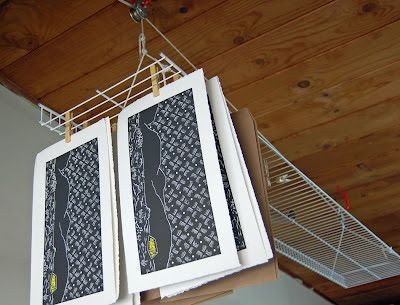 Boarding All Rows | Linocut and Woodblock Printmaking Blog: Adjustable DIY Print Drying Rack Linocut Artists, Art Studio Storage, Woodblock Printmaking, Art Studio Space, Art Studio Organization, Art Studio Room, Studio Organization, Dream Studio, Art Storage