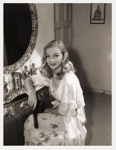 Klasik Hollywood, Vintage Hollywood Glamour, Veronica Lake, Wwii Photos, Old Hollywood Stars, Classic Actresses, Actrices Hollywood, Old Hollywood Glamour, Golden Age Of Hollywood