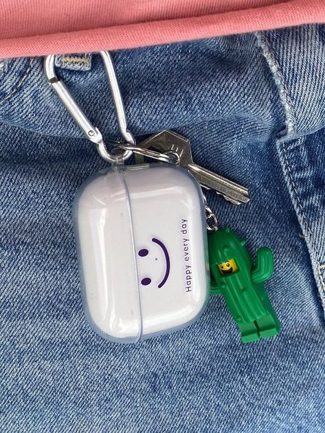 Piper Mclean Aesthetic, Everyday Bag Essentials, Cool Keychains, Pjo Hoo, Piper Mclean, Inside My Bag, Iphone Obsession, Jewelry Accessories Ideas, Baymax