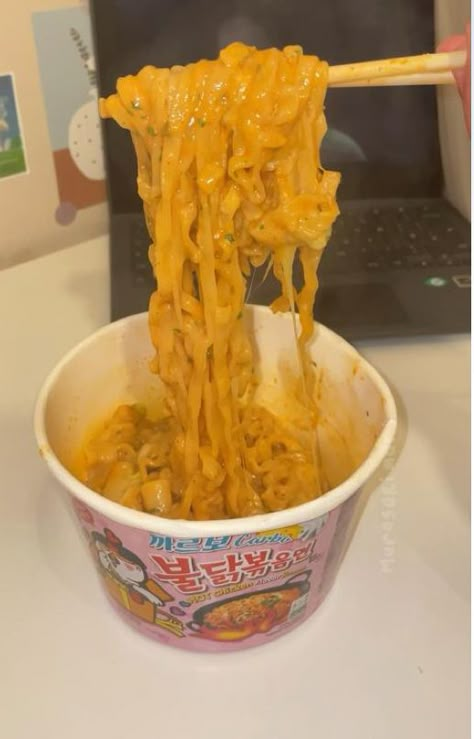 Cheesy Buldak Ramen, Buldak Noodles Aesthetic, Budak Ramen, Buldak Noodle, Samyang Noodles, Cheesy Ramen, Noodles Aesthetic, Buldak Ramen, Food Noodles