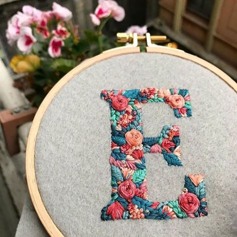 Primaverales letras bordadas de Defne Güntürkün - Esto no es arte Ribbon Embroidery Kit, Embroidery Letters, Pola Sulam, Learn Embroidery, Embroidery Monogram, Silk Ribbon Embroidery, 자수 디자인, Flower Embroidery Designs, Embroidery Hoop Art