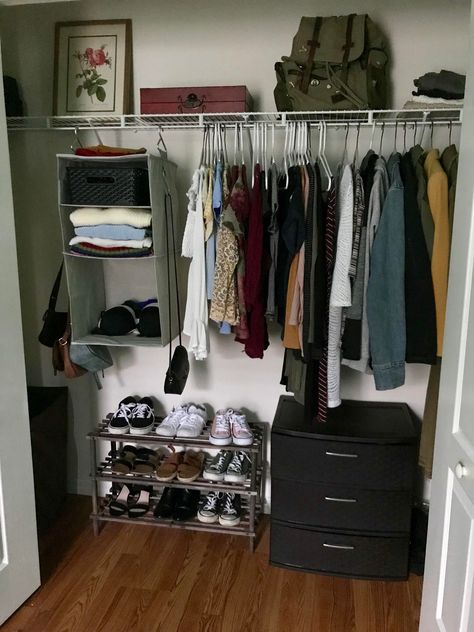 Open Closet Designs Small Spaces, Clothes Storage Bedroom, Nyc Apartment Laundry Room, Cool Guys Room Ideas, Room Inspo Storage, Grunge Closet Room, Woredrobe Designs, Alt Closet, Chill Room