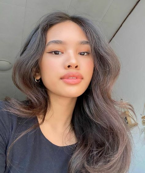 Filipina Makeup, Filipino Makeup, Hairstyle For Work, Peachy Makeup Look, Tan Skin Makeup, Old Money Hairstyles, Hairstyles Female, Skin Tone Makeup, Tanned Makeup