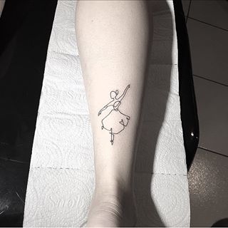 And this delicate dancer. | 19 Simple One-Line Tattoos That Are Worth The Pain Dance Tattoos, Ballet Tattoos, Ballerina Tattoo, Continuous Line Tattoo, Liner Tattoo, Dancer Tattoo, Pencil Tattoo, Dance Tattoo, Henne Tattoo