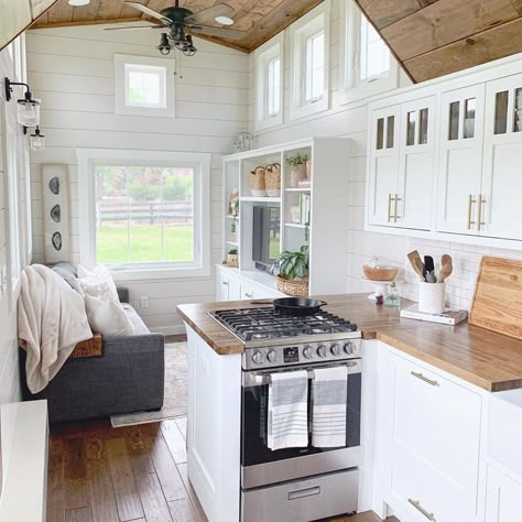 Timbercraft Tiny Homes, Diy Caravan, Tiny House Living Room, Tiny House Interior Design, Tiny House Loft, Tiny House Inspiration, Guest Cabin, House Cabin, Tiny House Kitchen