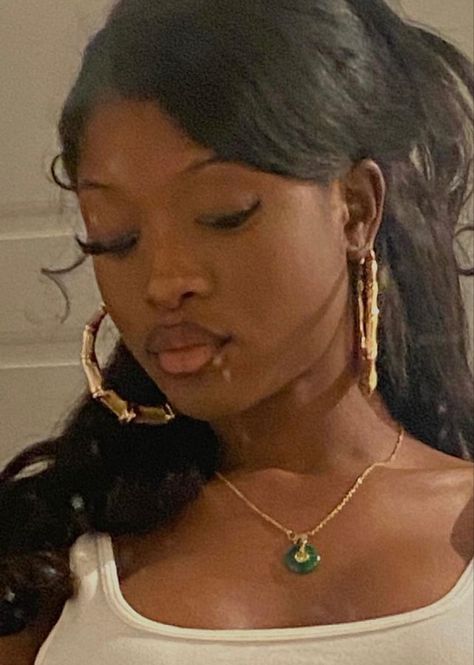 Big Hoop Earrings Aesthetic, Gold Jewelry Black Women, Jewelry Black Women, Maquillage Yeux Cut Crease, Earrings Outfit, Bamboo Hoop Earrings, Black Femininity, Jewelry Accessories Ideas, Jewelry Lookbook