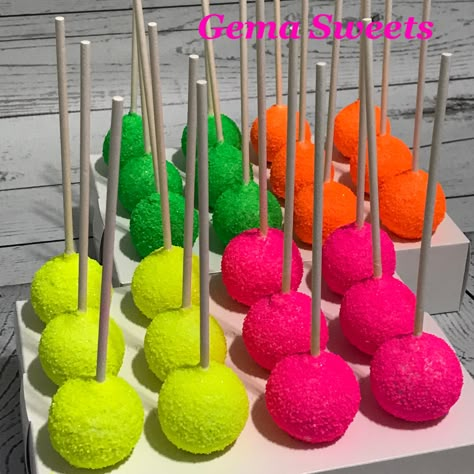 Glow in the dark cake pops by Gema Sweets (lights on). Food For Neon Party, Neon Party Dessert Table, Glow Cake Pops, Glow Party Cake Pops, Neon Desserts Glow Party, Glow In The Dark Birthday Party Cake, Neon Bday Cake, Neon Theme Cake, Glow Desserts