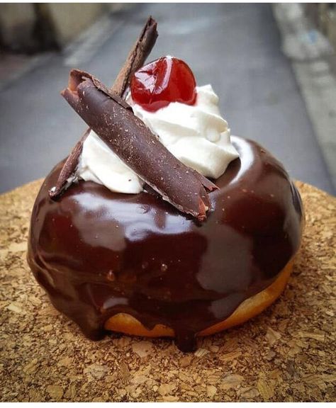 Black Forest Donut, Donut Decorating Ideas, Donut Flavors, Protein Donuts, Food Platter, Sugar Donut, Dream Food, Filled Donuts, Black Forest Cake