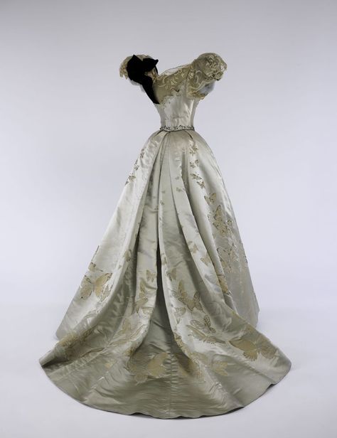 A Glimpse Inside The "Unpacking Fashion" Exhibit At The Met House Of Worth Gowns, Worth Gowns, House Of Worth, 1890s Fashion, Evolution Of Fashion, Old Dresses, Anna Wintour, Antique Dress, Costume Collection