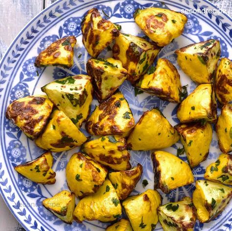 Want an easy sides for your main course. Air fryer pattypan squash is here to slay the sides game. Learn to make it here in easy steps. Squash Recipes Air Fryer, Air Fryer Yellow Squash, Squash Air Fryer, Cooking Yellow Squash, Pan Squash, Pattypan Squash, Crookneck Squash, Yellow Squash Recipes, Recipes Air Fryer