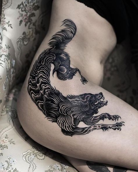 Black Wolf Tattoo, Tattoo On Hip, Side Hip Tattoos, Stomach Tattoos Women, Polka Tattoo, Wild Tattoo, Hip Tattoos Women, Stomach Tattoos, Trash Polka