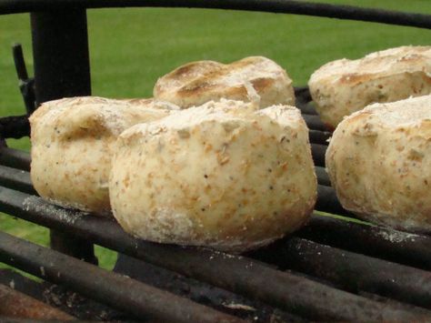 How to bake bread on a campfire. #camping Campfire Bread Recipe, Campfire Bread, How To Bake Bread, Natural Eating, Bake Bread, Food Bread, Bread Homemade, Cooking Bread, Pizza Recipes Homemade