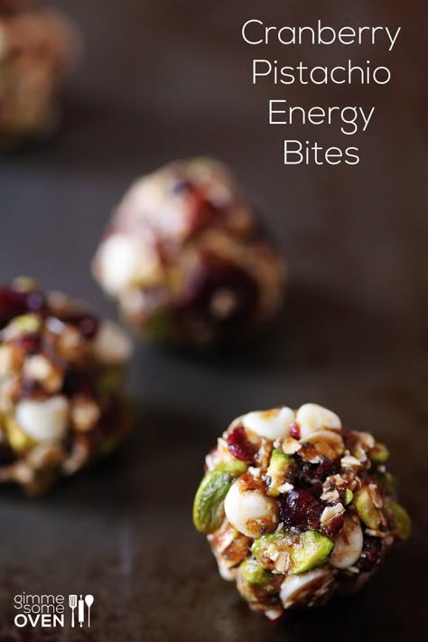 Pistachio Energy Bites, Cranberry Almond Energy Bites, Energy Bites Recipe, Oatmeal Energy Bites, Cranberry Chocolate, Energy Bites Healthy, Pistachio Chocolate, Peanut Butter Energy Bites, Energy Bites Recipes