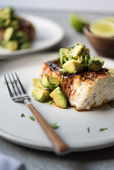 Roasted Halibut, Dinner Fish, Summer Seafood Recipes, Weekly Recipes, Halibut Recipes, Easy Fish Recipes, Diner Recept, Healthiest Seafood, Avocado Salsa