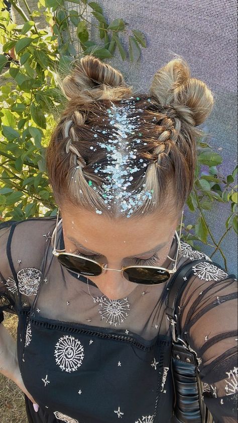 Festival Hair Frisur Glitzer Style Glitter Party Look Hairstyles Idea for festivals Festival Hairstyles With Glitter, Festival Hair Glitter Braids, Hairstyles For Competition Dance, Glitter Festival Hair, Whimsical Hairstyles, Dance Competition Hair, Festival Hair Braids, Music Festival Hair, Ibiza Hair