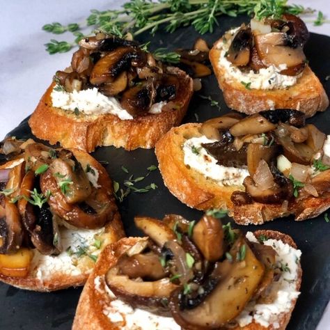 Appetizer For A Crowd, Herbed Goat Cheese, Cheese Crostini, Goat Cheese Crostini, Food Dinners, Crostini Appetizers, Elegant Appetizers, Appetizers For A Crowd, Party Starters