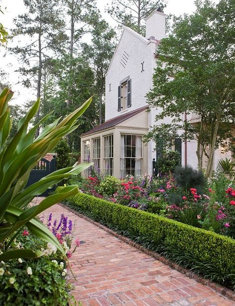 55 Inspiring Pathway Ideas For A Beautiful Home Garden Boxwood Landscaping, Brick Path, Beautiful Home Gardens, Brick Walkway, Southern Garden, Garden Wallpaper, Easy Landscaping, Traditional Landscape, Garden Pathway