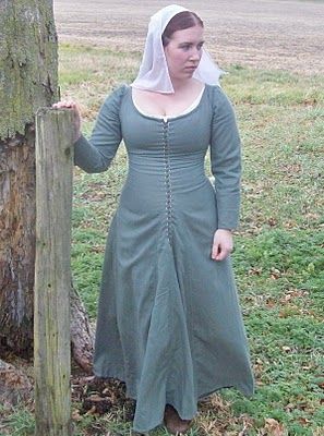 Medieval Kirtle. Instructions on how she made it. Medieval Kirtle, Making A Dress, Medieval Garb, Medieval Clothes, Medieval Woman, Class Outfit, Period Dress, Medieval Costume, Period Outfit