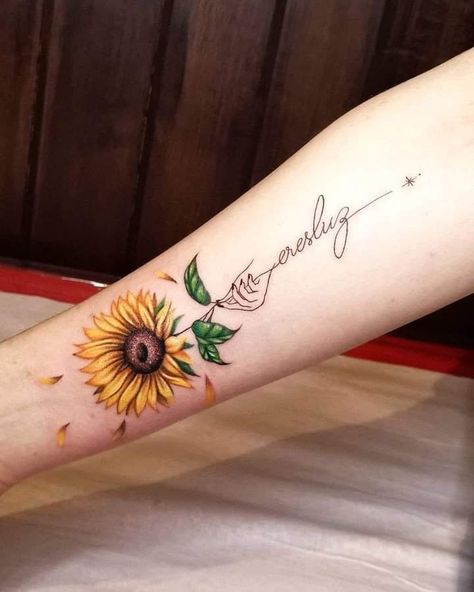 Flower Tato, Finger Tattoo Minimalist, Female Sleeve Tattoo, Tato Design, Tattoo Patchwork, Sunflower Tattoo Shoulder, Line Tattoo Ideas, Bestie Tattoo, Sunflower Tattoos