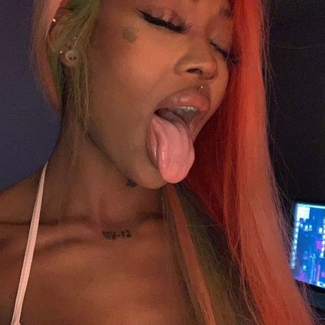 summer walker Walker Wallpaper, Queen Summer, Celebrity Selfies, Summer Walker, Pretty Hurts, Funny Profile, Female Rappers, Your Lips, Pretty Selfies