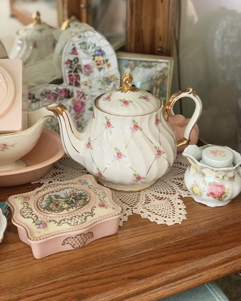 Floral teapot, sadler teapot, vintage tea pot, pink chinaware, lace, shabby chic, antiques Tea Pots Aesthetic, Tea Pot Aesthetic, Teapot Aesthetic, Shabby Chic Teapots, Sadler Teapot, Vintage Tea Pot, Floral Teapot, Teapot Vintage, Alice Tea Party