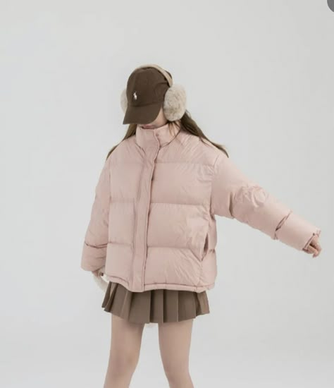 Puffer Jacket Outfit Pink, Korean Puffer Jacket Outfit, Pink Puffer Jacket Outfit Winter, Pink Brown Outfit, Pink Winter Fashion, Hokkaido Outfit, Winter Puffer Jacket Outfits, Puffer Jacket Outfit Aesthetic, Pink Puffer Jacket Outfit