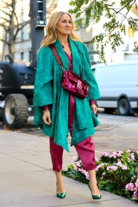 Green And Turquoise Outfit, Sarah Jessica Parker Style, Estilo Gossip Girl, Sara Jessica Parker, Parker Outfit, Carrie Bradshaw Outfits, Carrie Bradshaw Style, City Outfits, Paris Outfits