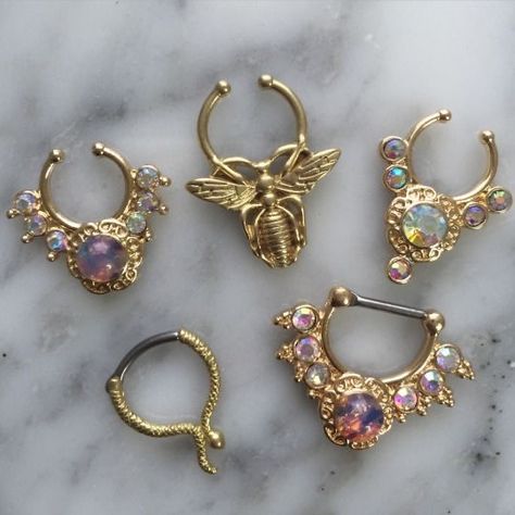 Bee Septum Ring, Gold Septum Aesthetic, Snake Septum Ring, Cool Septum Rings, Septum Ring Aesthetic, Snake Piercing, Cute Septum Rings, Piercing Nose Ring, Septum Piercing Jewelry