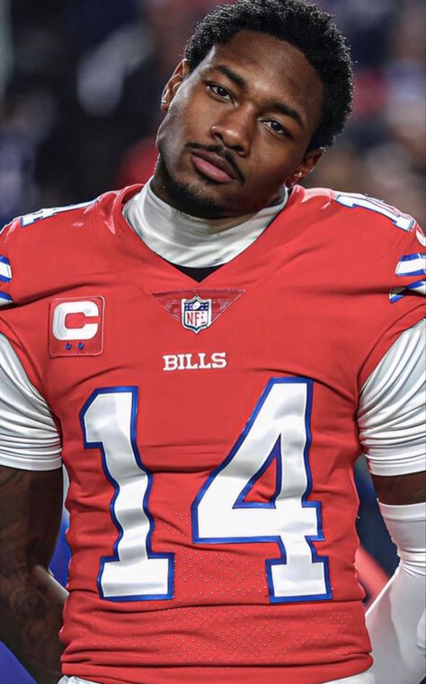 Stephon Diggs, Face Card Never Declines, Attractive Black Men, Nfl Football Pictures, Stefon Diggs, Nfl Football Players, Nba Fashion, Dark Skin Men, Black Men Street Fashion