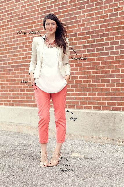 cute business casual Cute Business Casual, Coral Pants, Kendi Everyday, Look Formal, Moda Chic, Womens Business Casual, Pink Lady, Pink Pants, Business Casual Outfits