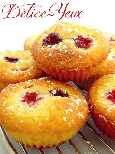 Et si vous prépariez une petite douceur aux framboise du jardin pour le week-end qui arrive ? Aujourd'hui je vous propose une recette de muffins aux framboises du jardin. Une recette facile qui vient du livre "Recettes et secrets de grand-mère" des éditions... Week End, Muffins, Dessert, Cake