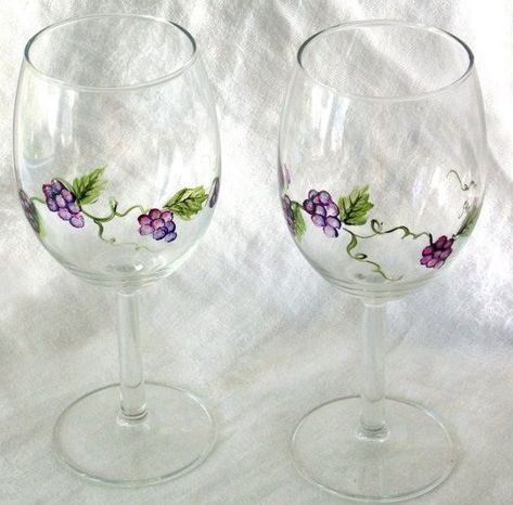 🍷 Painted Grapes, Vine Bottle, Glassware Crafts, Wine Glass Designs, Painted Glassware, Hand Painted Glasses, Wine Glass Art, Wine Bottle Art, Hand Painted Wine Glasses