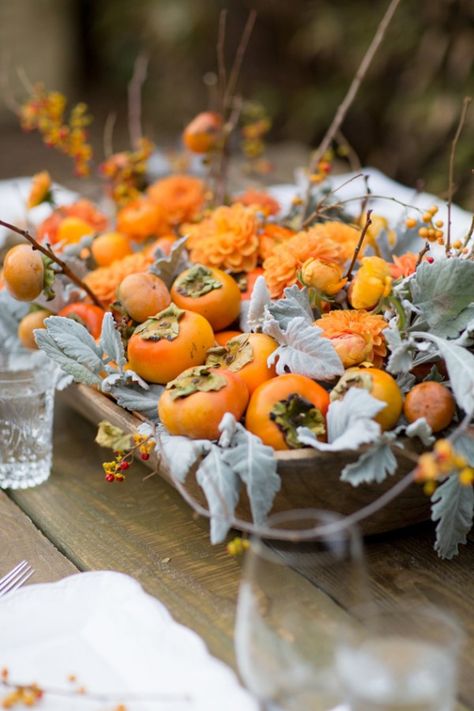 A Pretty Persimmon Fall Centerpiece Thanksgiving Centerpieces Diy, Table Halloween, Fruit Wedding, Fall Fruits, Diy Thanksgiving, Holiday Table Decorations, Thanksgiving Table Settings, Thanksgiving Centerpieces, Diy Centerpieces