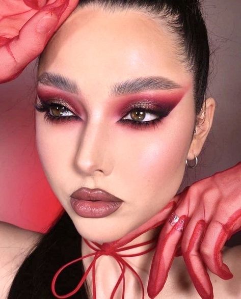 Black And Red Makeup, Red Eyeshadow Look, Red Makeup Looks, Red Eyeliner, Bold Makeup Looks, Formal Makeup, Red Eyeshadow, Simple Makeup Looks, Red Makeup