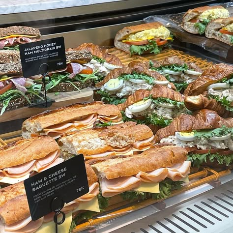 Sandwich Shop Decor, Coffee Shop Food Display, Cafe Cabinet Food Ideas, Sandwich Shop Ideas, Sandwich Display, Grilled Chicken Sandwich Recipes, Light Sandwiches, Deli Cafe, Brunch Cafe