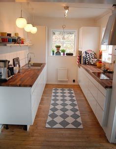 Tiny Galley Kitchen, Tiny Kitchens, Scandinavian Kitchen Design, Kitchen Layouts, Small Kitchen Layouts, Small Kitchens, Galley Kitchen, Scandinavian Kitchen, Kitchen Pictures