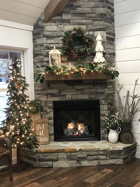 Popular Fireplace Ideas, Wall Decor Sides Of Fireplace, Chimini Decor Ideas, Fire Places Ideas Living Room Cozy, Christmas Cozy Home Living Room, Rustic Fireplaces Farmhouse Style Stone, Christmas Stone Fireplace, Cottage Corner Fireplace, Corner Fireplace Cathedral Ceiling